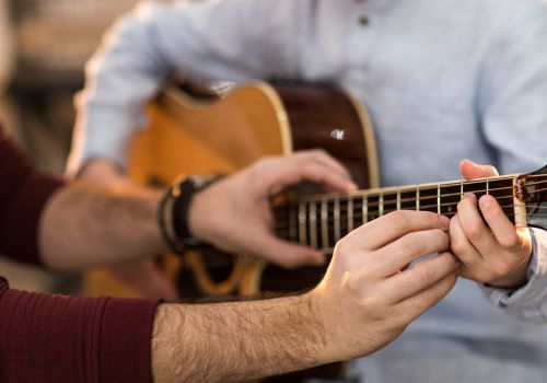 3 Aplicativos Capaz de te Ensinar a Tocar Violão!