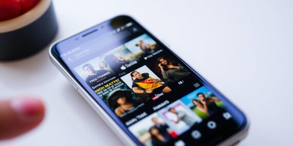 Veja filmes de graça no celular sem travar nada